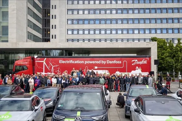 Die 120 Teilnehmer des Roadtrips sammeln sich vor dem Danfoss-E-Truck.