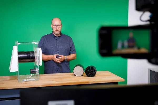 Jeden Donnerstag um 10 Uhr und 15 Uhr gibt es zu den einzelnen Lüftungs-Themen Live-Webinare, an denen die Teilnehmer ihr Wissen flexibel von zu Hause aus vertiefen sollen können – die Teilnahme ist Voraussetzung für den Erhalt des Zertifikats.