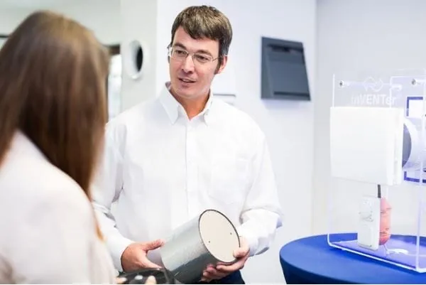 Wissen Installation: In den kostenlosen Praxiskursen können sich interessierte Installateure wertvolles Wissen in puncto Einbau, Funktion und Wartung der inventer-Lüftungssysteme aneignen.