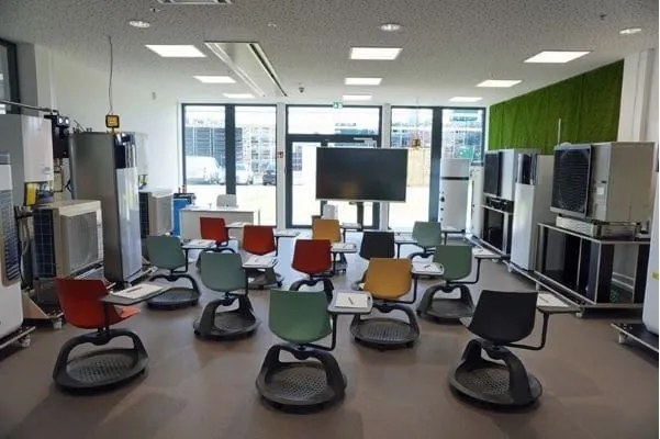 Die Schulungen der Daikin Academy German finden an neun Standorten deutschlandweit statt und legen besonderen Fokus auf die Praxisnähe, um den Lernerfolg der Teilnehmer zu maximieren.