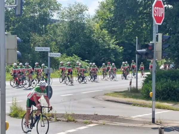 Ankunft der Fahrer der Glückstour 2024 zu einem kurzen Zwischenstopp in Verl.