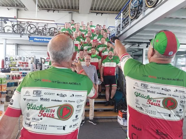 Aufstellen zum Gruppenfoto bei einem Zwischenstopp auf der Etappe von Unna nach Bielefeld in einem Fahrradhaus in Verl.