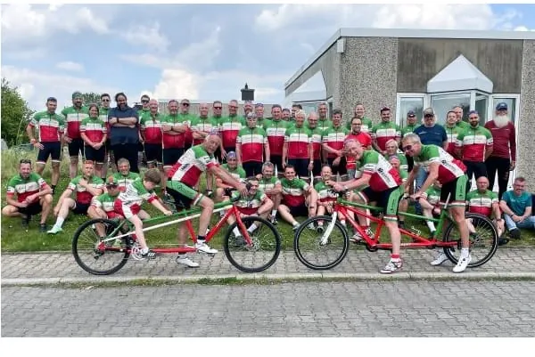 Das Team der Gl&uuml;ckstour vor dem Innungsgeb&auml;ude der Schornsteinfeger in Iserlohn zusammen mit einem besonderen und stolzen Gastradler.