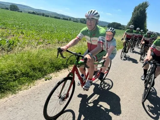 Das Tandem l&auml;sst junge Menschen die Gl&uuml;ckstour hautnah erleben und sorgt f&uuml;r viel Freude.