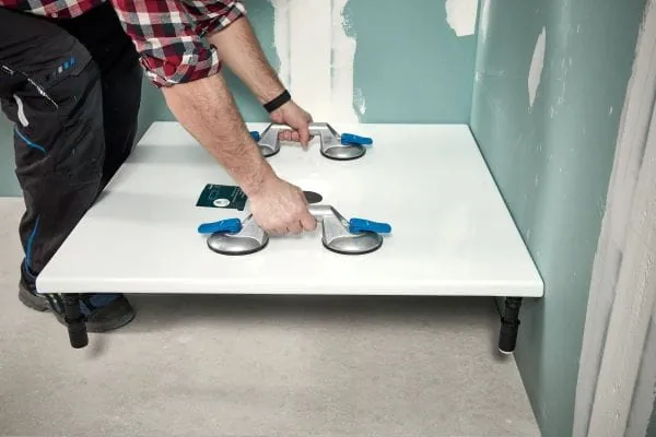 Im Praxisseminar im Baulabor von Bette lernen die Teilnehmer unter anderem, wie einfach sich eine Duschwanne mithilfe von BetteLevel einbauen und ausrichten lässt.