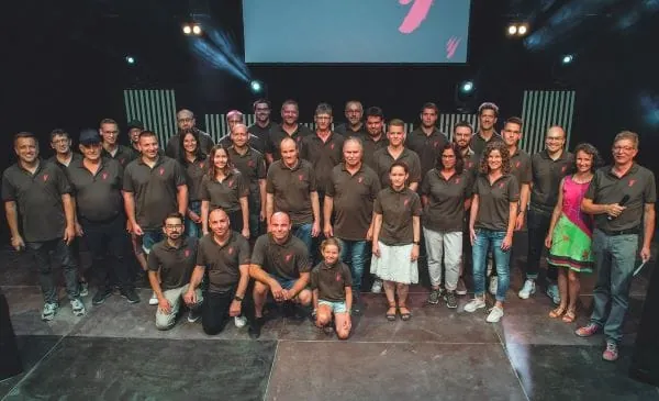 Alle Endress-Mitarbeiter posieren zum Foto auf Firmenjubil&auml;um 40 Jahre.