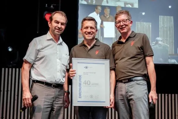 Dr. Norbert Teltschik, Gesch&auml;ftsf&uuml;hrer Richard K&ouml;stner AG in Neustadt/Aisch und Gremiumsvorsitzender des IHK-Gremiums Neustadt/Aisch-Bad Windsheim (IHKG), gratuliert den Endress-Gesch&auml;ftsf&uuml;hrern Markus Heese (Technik) und Klaus Endress (Vertieb) zum 40-j&auml;hrigen Firmenjubil&auml;um. (v. l.)
