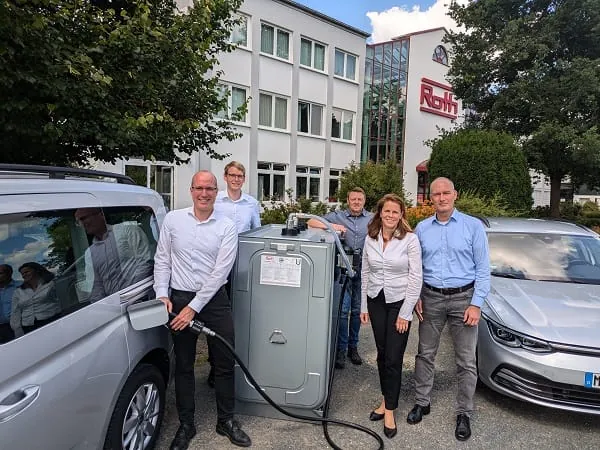 Bei den Roth Werken wird ein Teil der Fahrzeugflotte mit klimafreundlichem HVO100 betankt. Der Buchenauer Hersteller hat auch die entsprechenden Kleintankanlagen und Lagerbeh&auml;lter im Angebot, erkl&auml;ren Business Unit-Leiter Christian Ro&szlig;bach, Produktmanager Daniel Reitz, Fuhrparkleiter Thomas Burk, Gesch&auml;ftsf&uuml;hrerin Christin Roth-J&auml;ger sowie Sascha Allissat, Leiter Produkttechnik und Entwicklung (v. l.)