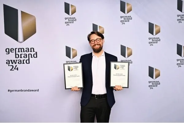 Strahlend und stellvertretend f&uuml;r das Unternehmen hat Philipp Sautter, Sales Manager International bei perma-trade Wassertechnik, die doppelte Auszeichnung in den Sparten &bdquo;Employer Brand of the Year&ldquo; und &bdquo;Building & Elements&ldquo; bei der Preisverleihung in Berlin entgegen genommen.