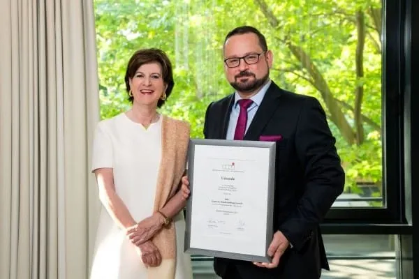 Christiane Wodtke und DBU-Generalsekret&auml;r Alexander Bonde, der Urkunde f&uuml;r HKI-Umweltpreis in den H&auml;nden h&auml;lt
