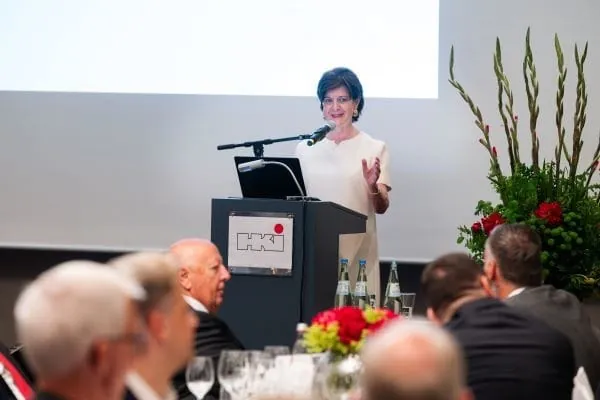 Christiane Wodtke h&auml;lt Abschiedsrede vor HKI-Mitgliedern und Politikern