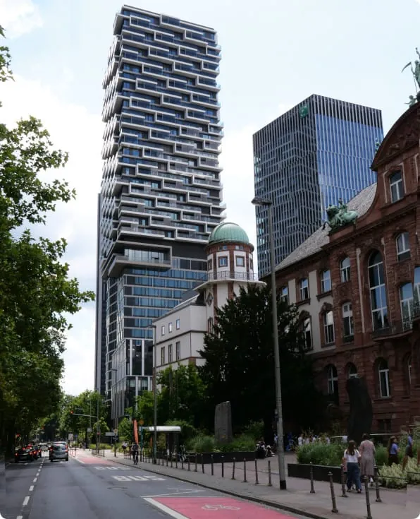 Hoch, markant und mit rauchfreien Flucht- und Rettungswegen im Brandfall: Das One Forty Westin Frankfurt wurde mit einer ma&szlig;geschneiderten Druckbel&uuml;ftungsanlage ausgestattet.