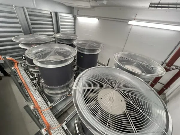 Bei Rauchdetektion leiten sechs Zuluftventilatoren aus einer separaten DBA-Technikzentrale heraus &uuml;ber Zuluftkan&auml;le frische Luft in die Sicherheitstreppenr&auml;ume und den Feuerwehraufzug.