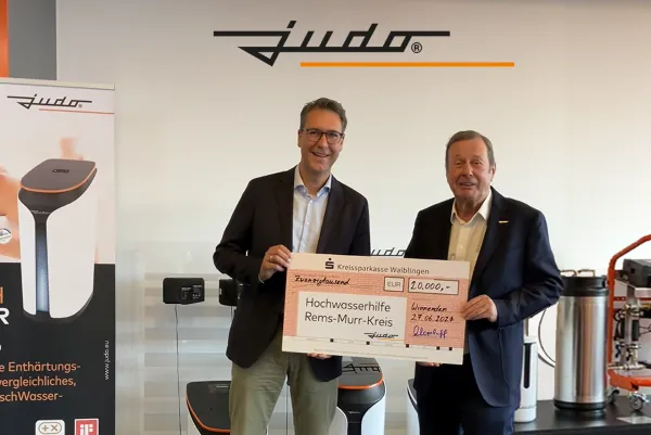 Hartmut J. Dopslaff, gesch&auml;ftsf&uuml;hrender Gesellschafter der Judo Wasseraufbereitung GmbH, mit Landrat Dr. Richard Sigel bei der Spenden&uuml;bergabe.