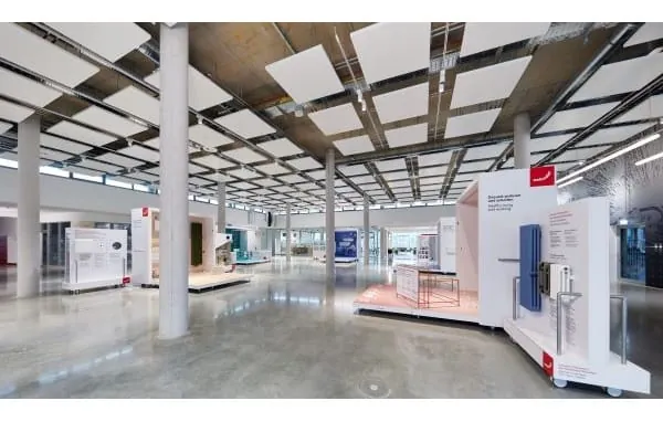 Imposante Optik an der Decke: Im Markenerlebnisraum des Zehnder Center of Climate h&auml;ngen die Zehnder Klimadecken als symmetrisch angeordnete quadratische Einzelsegel.