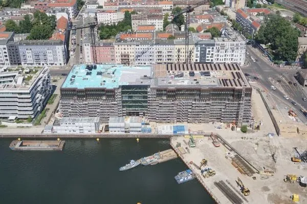 Luftbild Baustelle des klimaneutralen Bürogebäudes Dockyard am Spreeufer in Berlin.