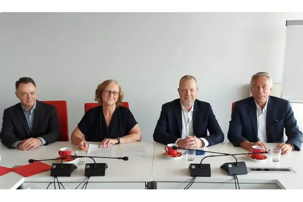 Prof. Dr. Martin Ruess, Prof. Dr. Edeltraud Vomberg, Kreishandwerksmeister Michael Kregel und Lutz Denken, Hauptgeschäftsführer der Umweltakademie, bei der Unterzeichnung des Kooperationsvertrags. (v. l.)