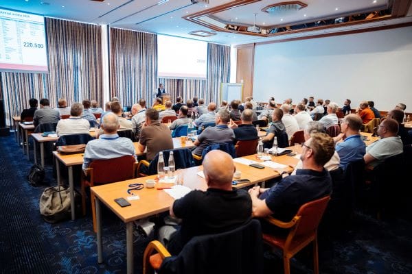 Hans-Arno Kloep von der Unternehmensberatung „Querschiesser“ in seinem Eröffnungsvortrag, in dem er wichtige Kennzahlen aus dem Wärmepumpenmarkt und der Wärmepumpen-Prozesskette lieferte.