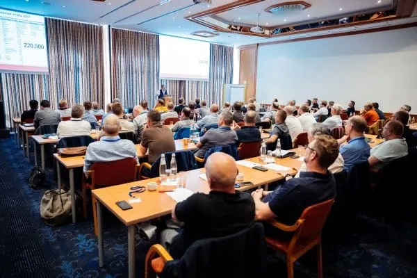 Hans-Arno Kloep von der Unternehmensberatung „Querschiesser“ in seinem Eröffnungsvortrag, in dem er wichtige Kennzahlen aus dem Wärmepumpenmarkt und der Wärmepumpen-Prozesskette lieferte.