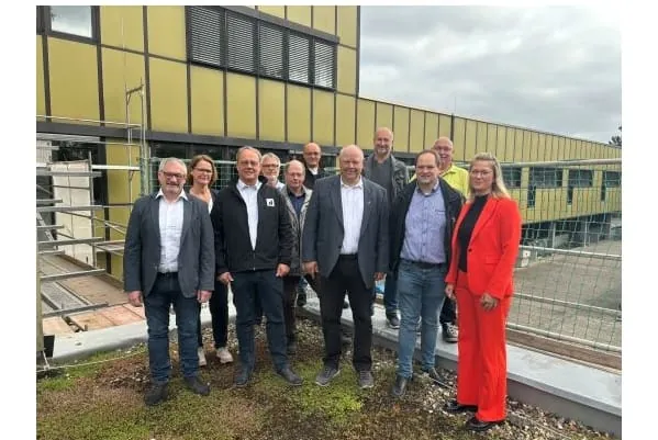 Landr&auml;tin Nicole Rathgeber besichtigt zusammen mit den Akteuren von Innung, Schule und Kreisverwaltung die Baustelle des &bdquo;Kompetenzzentrums W&auml;rmepumpe Werra-Mei&szlig;ner&ldquo;.