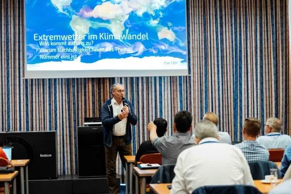 Wie wichtig und existenziell eine funktionierende Energiewende letztendlich für alle von uns sein wird, zeigte Meteorologe Frank Böttcher dann bei seinem folgenden Vortrag auf.