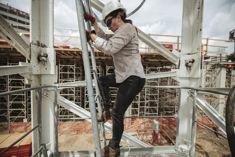 Die Carhartt Force Fitted Leggins bietet Frauen im Handwerk Flexibilität und Komfort.
