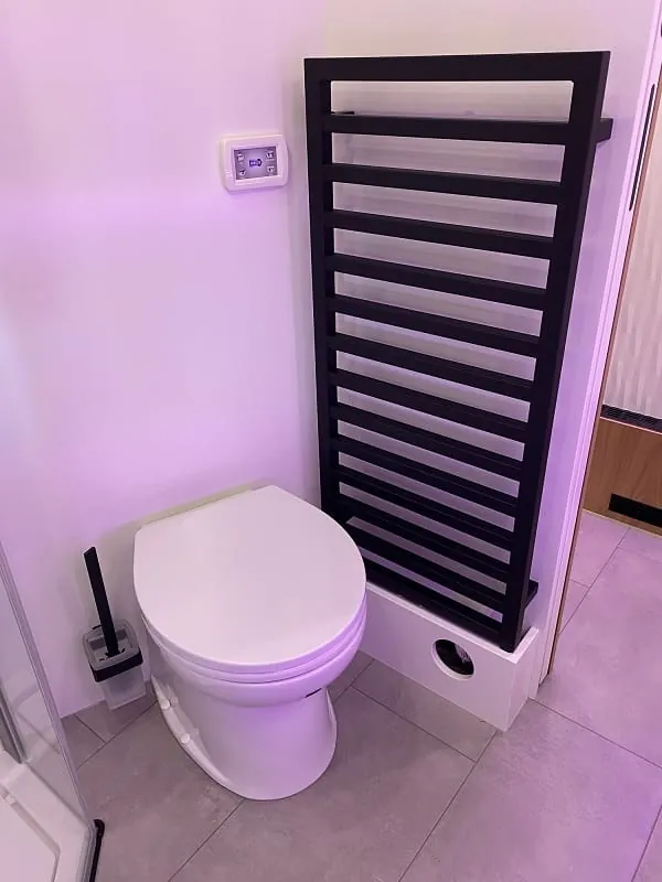 In den aktuellen Badausstattungen von Variomobil setzt die Trendfarbe Schwarz eindeutige Akzente. Zehnder Quaro in Black Matt entspricht diesem Farbwunsch von Variomobil.