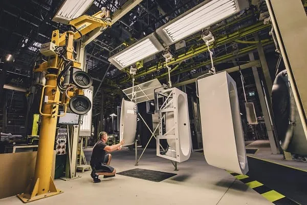 Mithilfe von KI sollen St&ouml;rungen im Produktionsablauf vorhergesehen und die Planung so angepasst werden, dass die Arbeitspl&auml;tze gleichm&auml;&szlig;ig ausgelastet und einzelne Mitarbeitende nicht &uuml;berlastet werden.