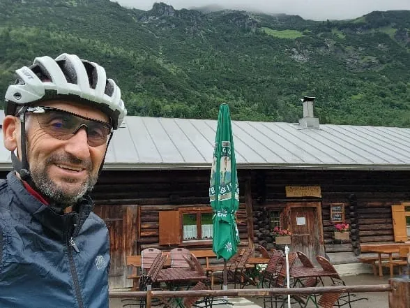 Hochmotiviert steigt der 57-j&auml;hrige Au&szlig;endienstmitarbeiter am 2. Juli 2024 auf sein Fahrrad, um eine au&szlig;ergew&ouml;hnliche Reise an der Schwarzen H&uuml;tte im Rappenalptal in Oberstdorf f&uuml;r den guten Zweck anzutreten.