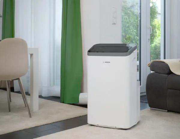 Das mobile Klimagerät Cool 5000 lässt sich dank praktischer Griffe und Rollen rasch von einem Aufstellort zum anderen transportieren.