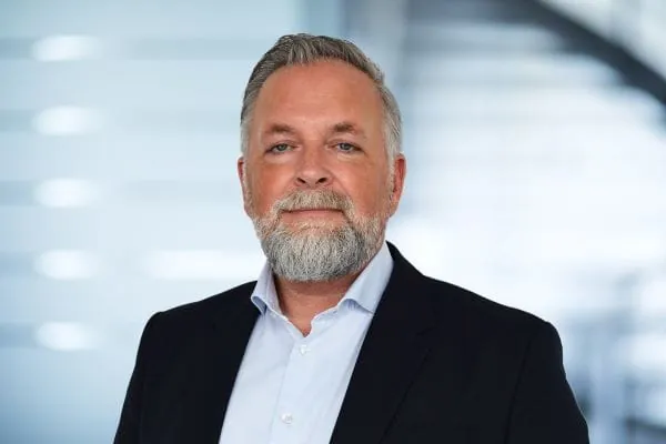 Seit dem 1. Mai verstärkt Dennis Platteel (54) als Sales Director Europe und Head of Key Account Management die internationalen Aktivitäten des Bad- und Nassraumspezialisten aus Emsdetten. Zwischen 2016 und 2024 war der gebürtige Niederländer als Country Manager für die Benelux-Staaten zuständig.