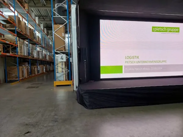 Die Führung durch die Logistikhallen in Ahaus waren ein weiterer Höhepunkt der Feier 75 Jahre Pietsch.