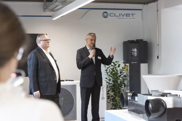 J&ouml;rg Wohlfahrt, Sales Manager Projects und Leiter des Standorts Berlin, und Georg J. Oborny, Managing Director, bei der Pr&auml;sentation des neuen Clivet-B&uuml;ros in Berlin