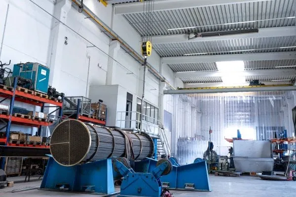 Produktionshalle Rohrb&uuml;ndel-W&auml;rmetauscher in Hamburg mit Schwank Dunkelstrahler-Heizung an der Decker