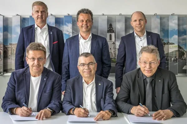 Unterzeichnung des Kooperationsvertrags. Jörg Peters (Geschäftsführer LiK), Prof. Dr. Matthias Willems (THM-Präsident), Uwe Hainbach (CCD-Vorstandsvorsitzender)(untere Reihe) sowie Michael Gölz (Geschäftsführer LiK), Prof. Dr. Jens Minnert (Leitender ZDH-Direktor), Christian Schreier (CCD-Hauptgeschäftsführer)(obere Reihe)(v.l.).