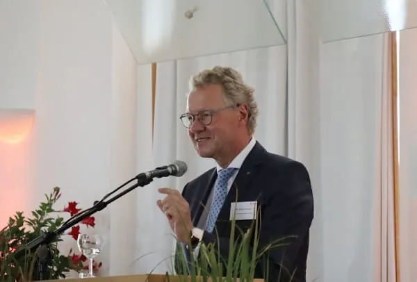 Der gesch&auml;ftsf&uuml;hrende Gesellschafter Dr. Michael Pietsch hielt die Jubil&auml;umsrede zur Feier von 75 Jahre Pietsch im Schloss Ahaus.