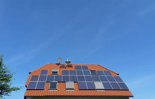 Dach von Eigenheim mit PV-Anlage