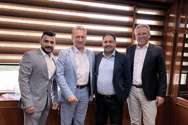 Freuen sich auf die noch engere Zusammenarbeit (v. l.): Sahil Kapur (Gesch&auml;ftsf&uuml;hrer Nugreen Building Technologies), Stefan Grenzebach (Vorstandsvorsitzender Kessel SE + Co. KG), Raman Kapur und Michael Feigl (Gesch&auml;ftsf&uuml;hrer Kessel India Drainage Private Limited).