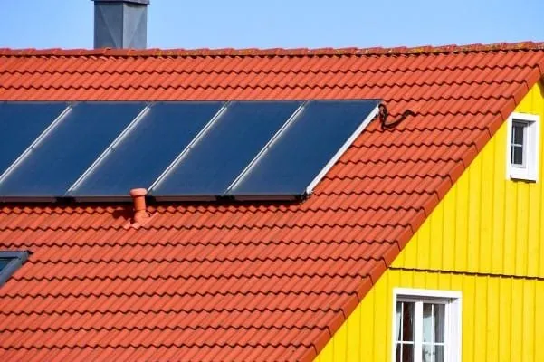 Solarthermie: Wärme vom Dach ohne Brand-Risiko