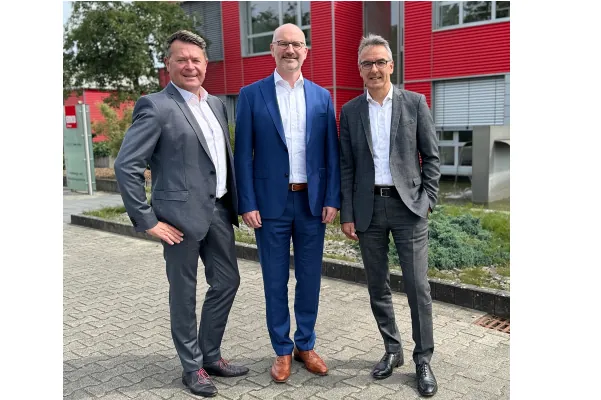 Zu Dritt an der Spitze der emco Group: Christian Gna&szlig; (CEO), Dr. Andreas Stepping (COO), Daniel Sarbandi (CFO). (Zu Dritt an der Spitze der emco Group: (v.l.) Christian Gna&szlig; (CEO), Dr. Andreas Stepping (COO), Daniel Sarbandi (CFO) (v. l.).