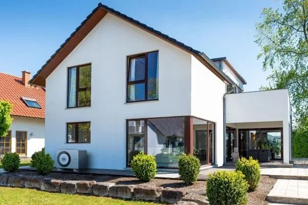 Bosch Luft-/Wasser-Wärmepumpe Monoblock vor Einfamilienhaus