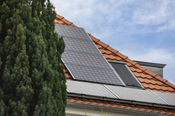 Der ZVSHK hat die Branchenvereinbarung f&uuml;r sichere Installation von PV-Anlagen f&uuml;r das Klempner-Handwerk unterzeichnet.