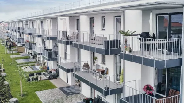 Heizsysteme in Mehrfamilienhäusern sind komplex. Buderus unterstützt die Wohnungswirtschaft mit Commercial Heat Control dabei, die Effizienz der Anlagen zu steigern und die Lebensdauer zu erhöhen.