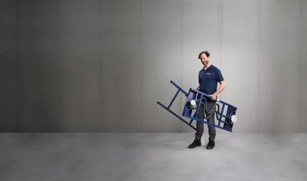 Dank vormontierter Komponenten wie Mischwasserleitungen und Unterputzelementen sowie einer werkseitigen Dichtigkeitspr&uuml;fung erfolgt die Installation des neuen Grohe Rapido Duschrahmens durch einen Monteur in nur wenigen Schritten.