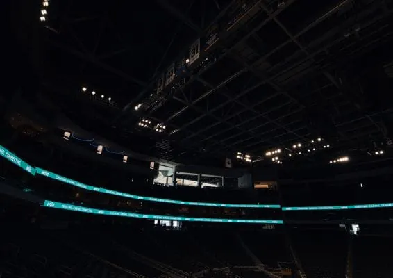 Der Technologiekonzern wird auf den digitalen Banden des Fiserv Forum präsent sein.