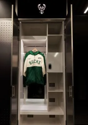 Ein Blick in den Spind der Spieler: Bekleidung mit Wilo-Logo.