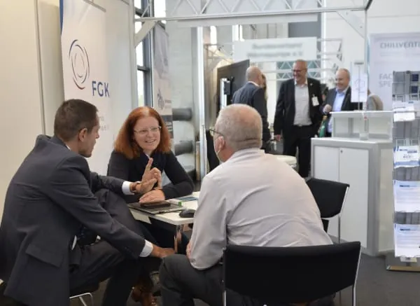 Am Gemeinschaftsstand von BTGA, EVIA und FGK informieren Fachleute u. a. zu den neuen Regelwerken Ecodesign-Verordnung für Ventilatoren und EPBD.