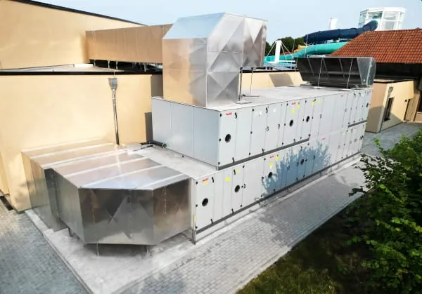 Als AT4 Complete ist das Lüftungsgerät noch schneller installiert und betriebsfertig – komplett vormontiert, mit vorbefüllten Systemen und fertig verdrahteter AL-KO Regelungstechnologie.