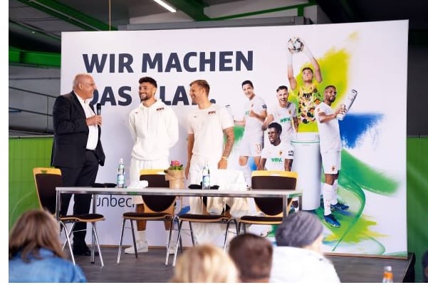 Auf der FCA-Bühne herrschte reges Treiben. Eine beeindruckende Anzahl an Fans ließ sich die Autogramme von den FCA-Spielern Maxi Bauer und Arne Maier nicht entgehen. Auch für Selfies mit den Besuchern nahmen sich die beiden Fußballprofis Zeit.