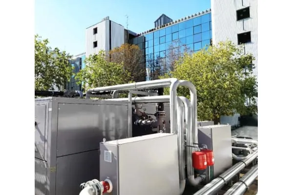 Außenaufstellung der Teon Wärmepumpen für einen Wohn- und Geschäftskomplex in Mailand.